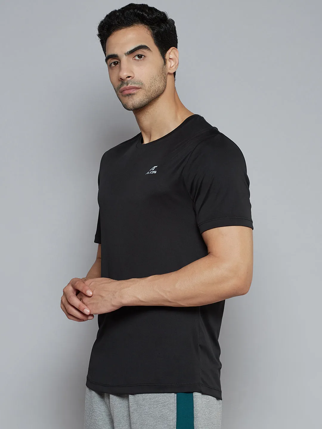 Alcis Men Black Solid Slim Fit Wonder T-shirt